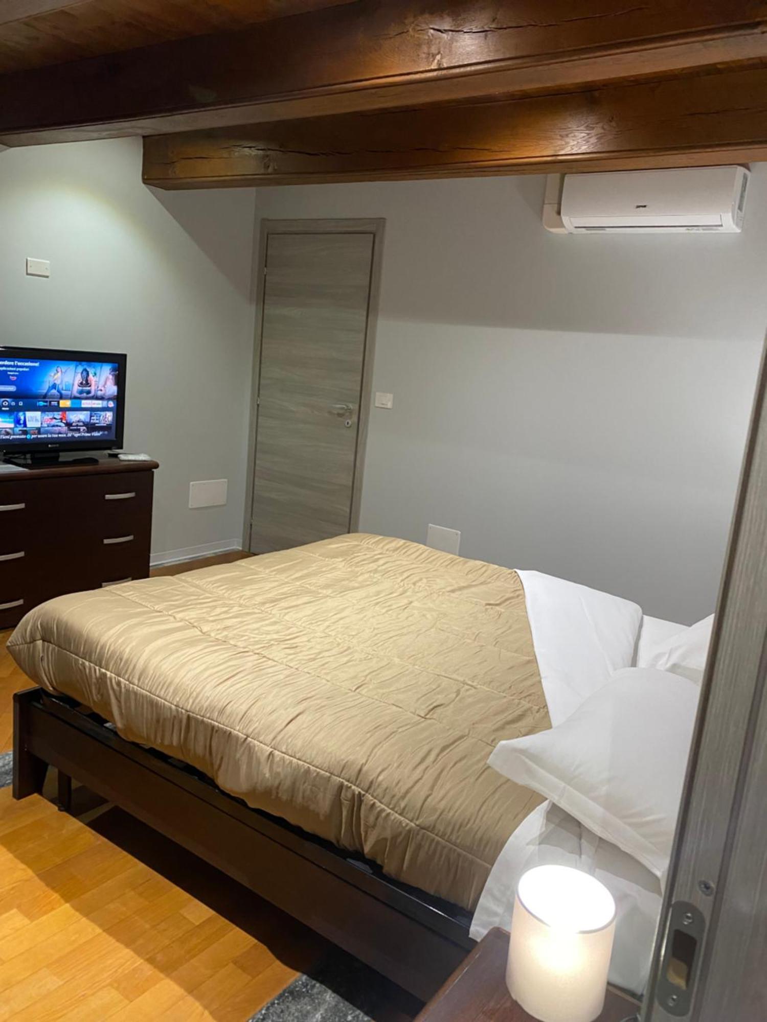 La Casa Di Cate & Adry Bed & Breakfast Envie Bagian luar foto