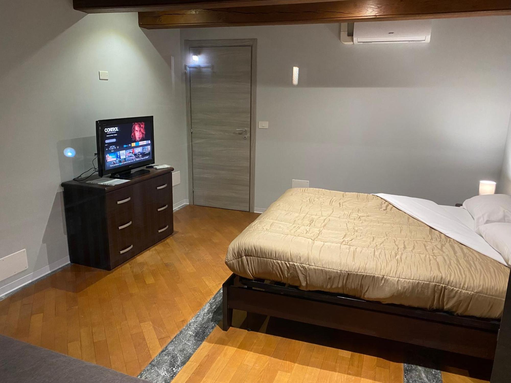 La Casa Di Cate & Adry Bed & Breakfast Envie Bagian luar foto