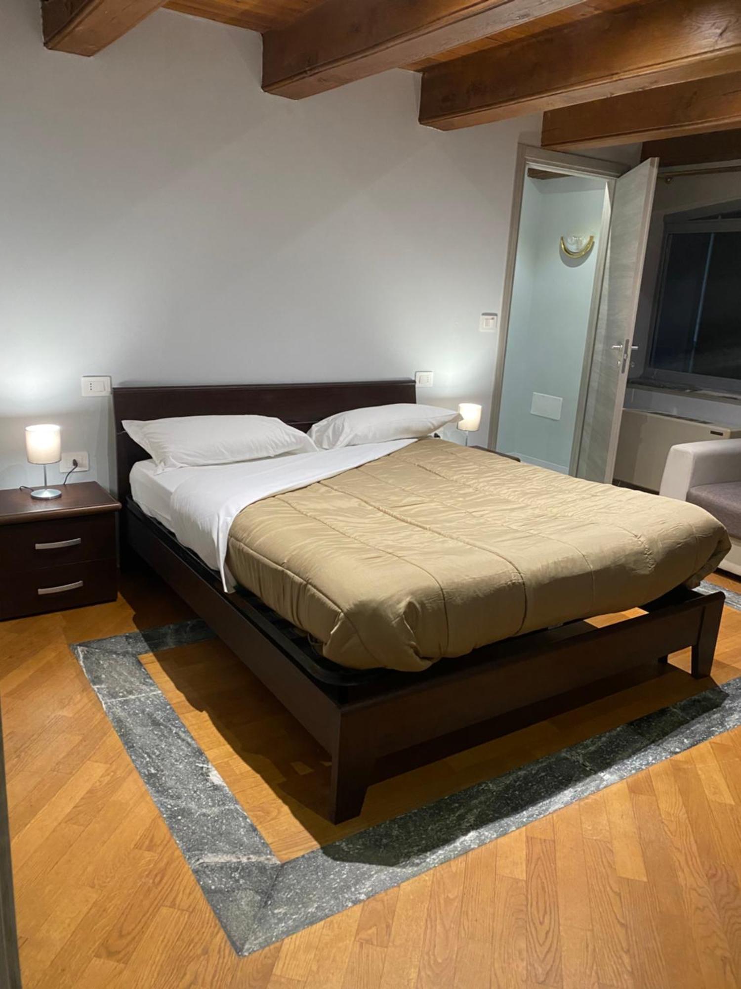 La Casa Di Cate & Adry Bed & Breakfast Envie Bagian luar foto