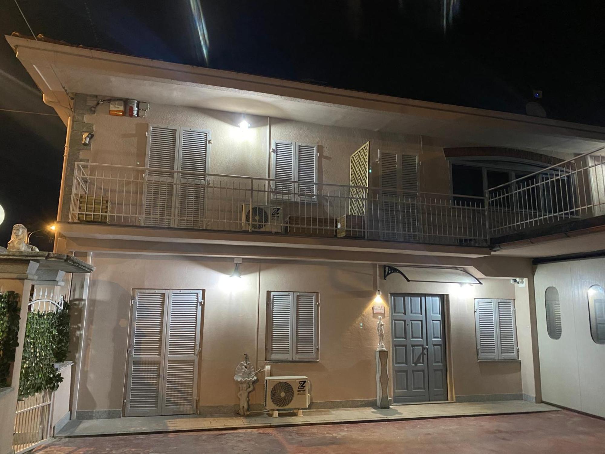 La Casa Di Cate & Adry Bed & Breakfast Envie Bagian luar foto