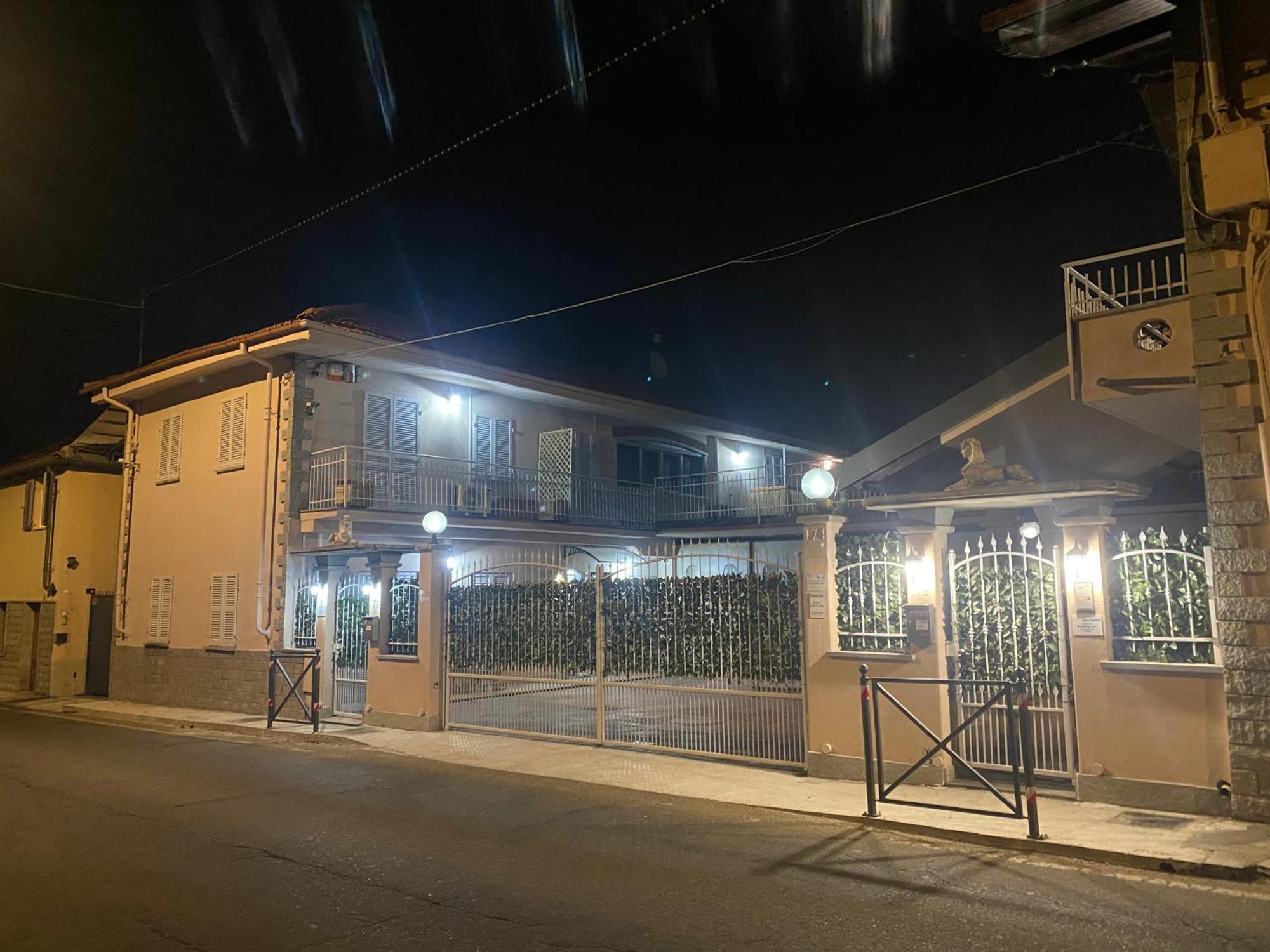 La Casa Di Cate & Adry Bed & Breakfast Envie Bagian luar foto