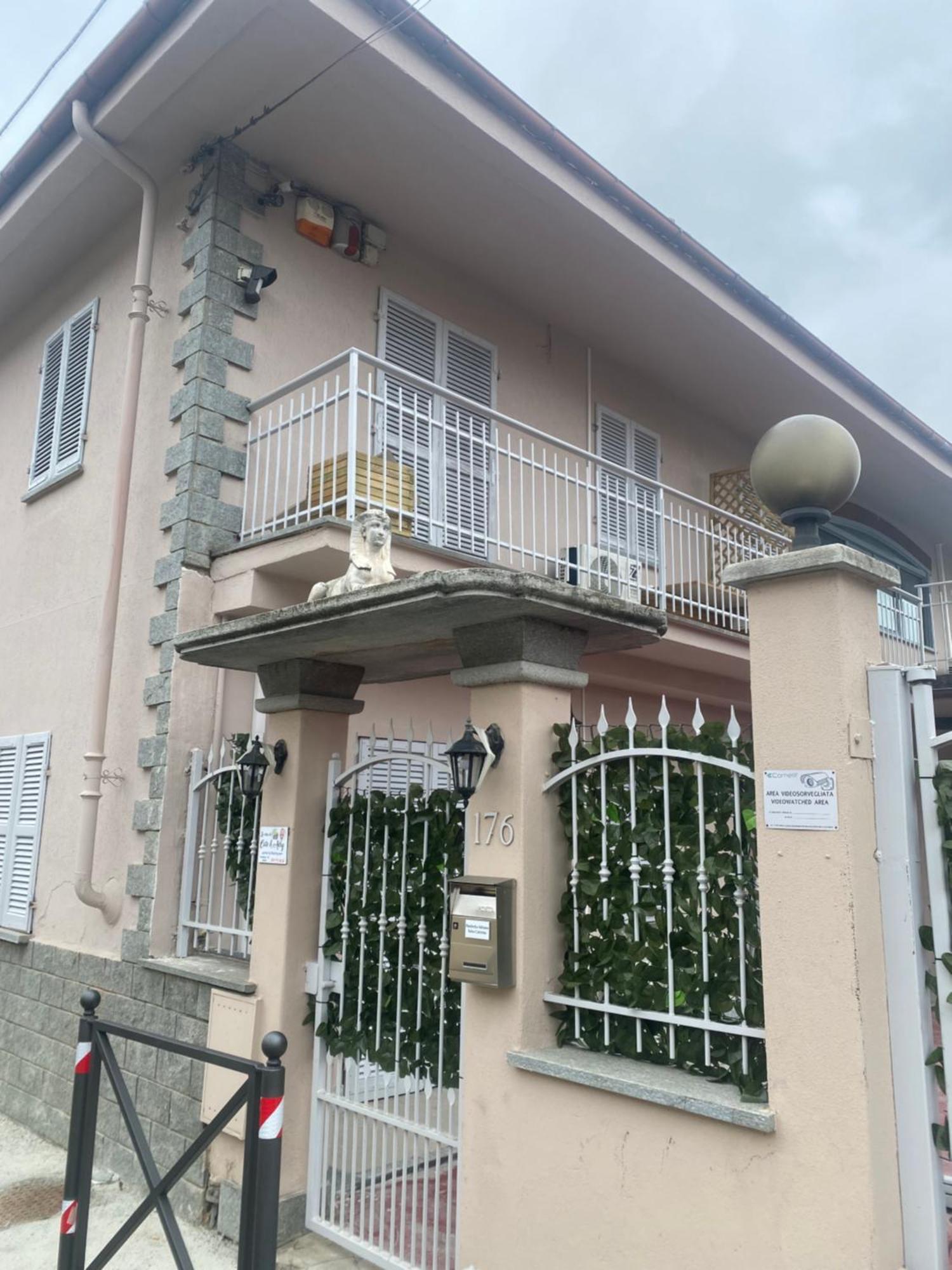 La Casa Di Cate & Adry Bed & Breakfast Envie Bagian luar foto