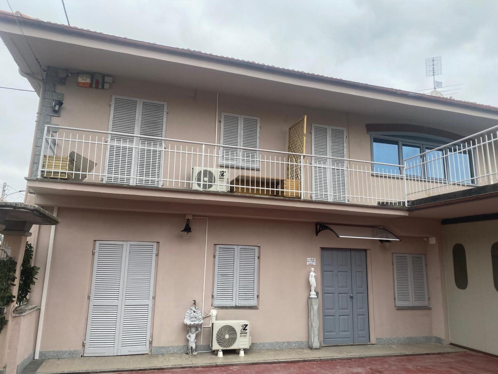 La Casa Di Cate & Adry Bed & Breakfast Envie Bagian luar foto