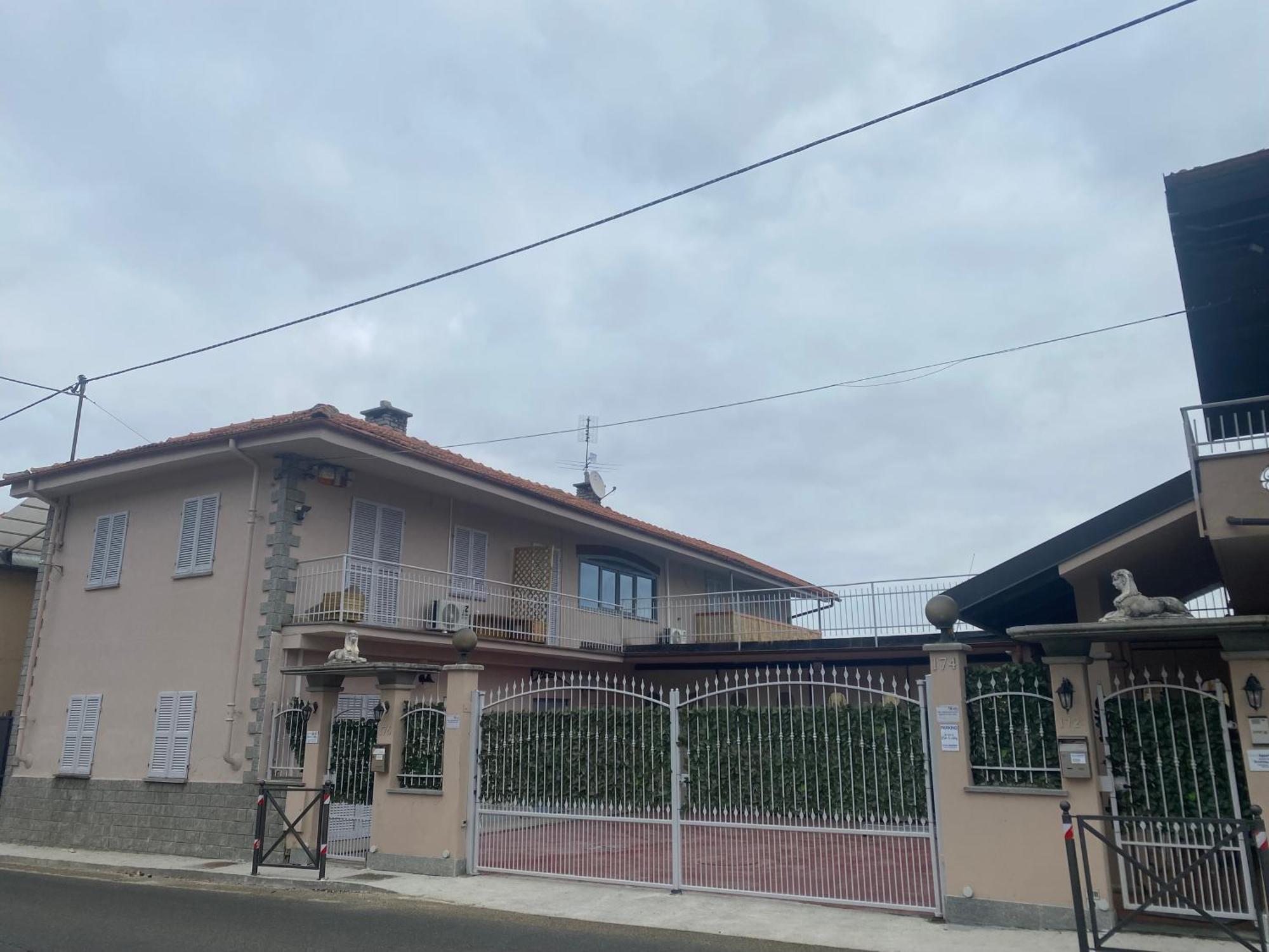 La Casa Di Cate & Adry Bed & Breakfast Envie Bagian luar foto